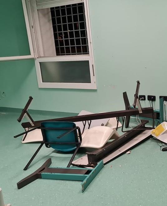 Detenuto picchia un agente Un altro fa danni a Cona 