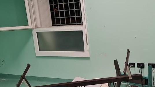Detenuto picchia un agente Un altro fa danni a Cona
