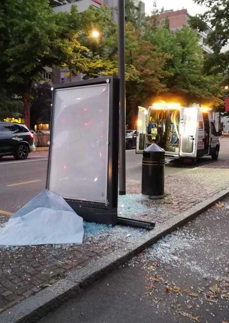 Autobus colpisce la pensilina e la distrugge