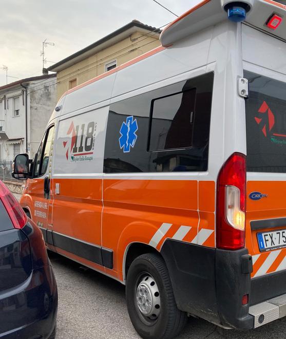 Violento scontro tra bici Ferita turista di 53 anni