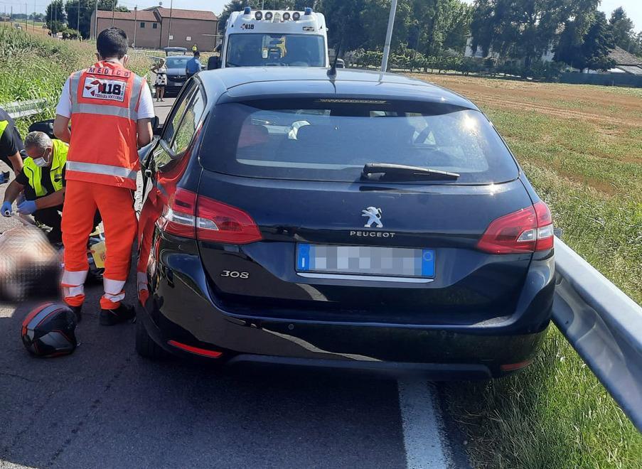Schianto moto-auto Bondenese all’ospedale con l’eliambulanza