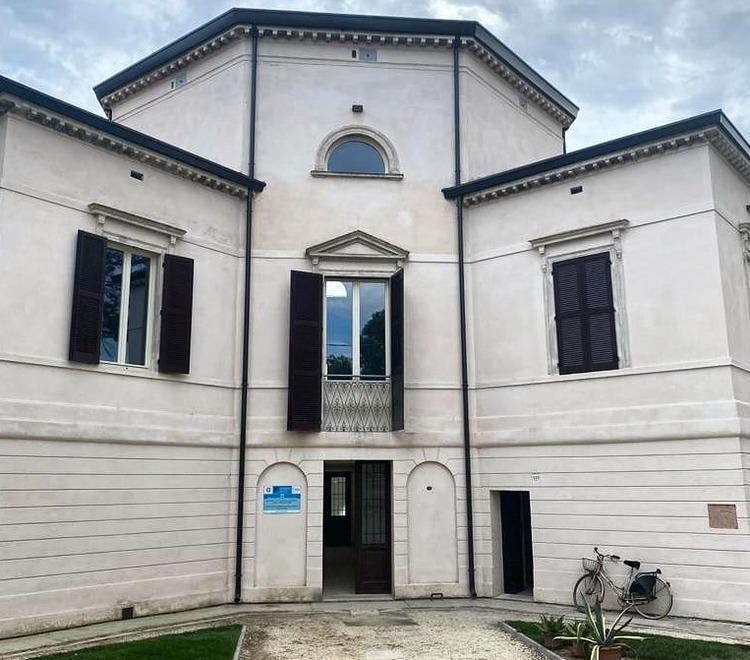 Il Palazzo Ottagonale risplende con il centro civico e le sue sale 