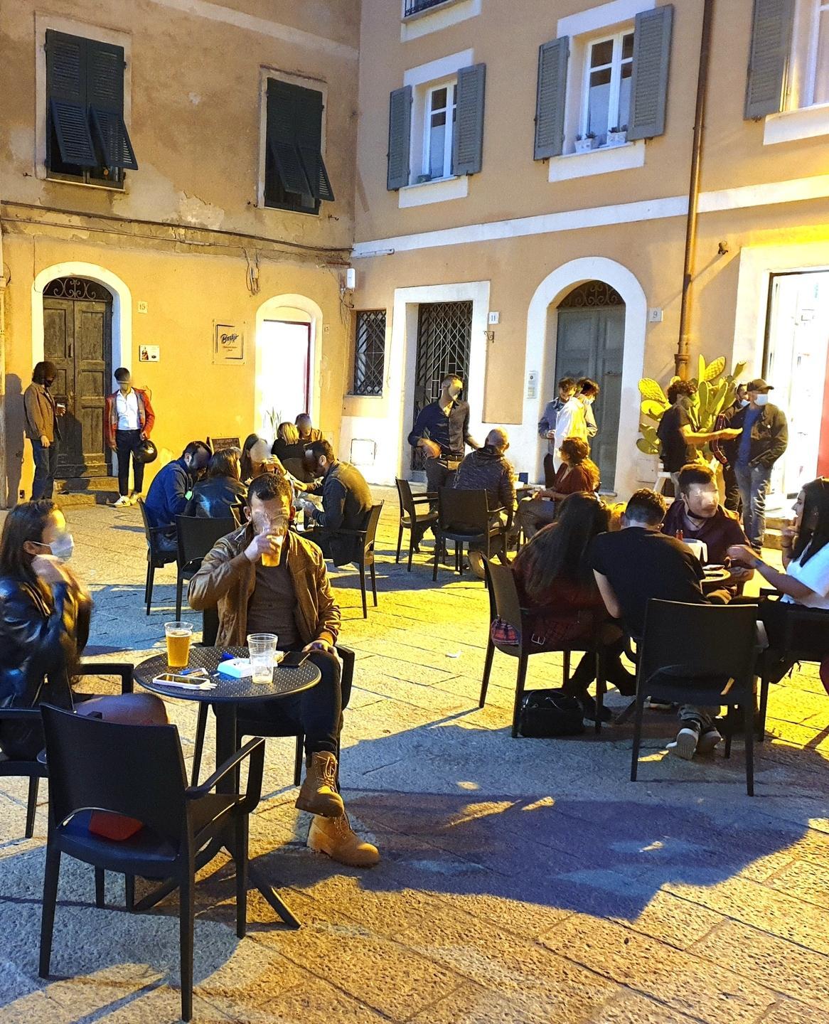 Tavoli all’aperto e dehor: se ne parla dopo le ferie 