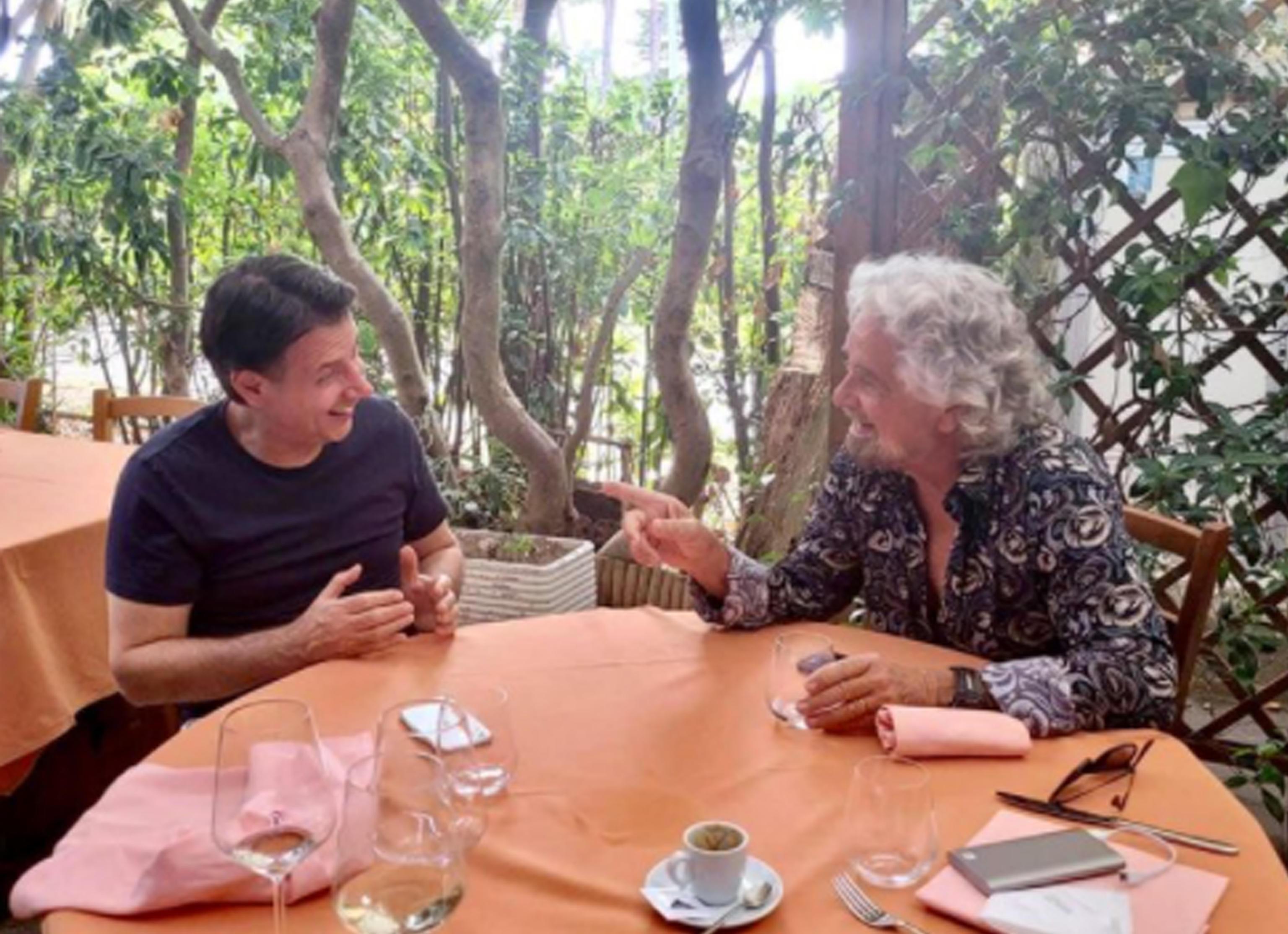 Il patto della spigola fra Giuseppe Conte e Beppe Grillo, siglato a Bibbona