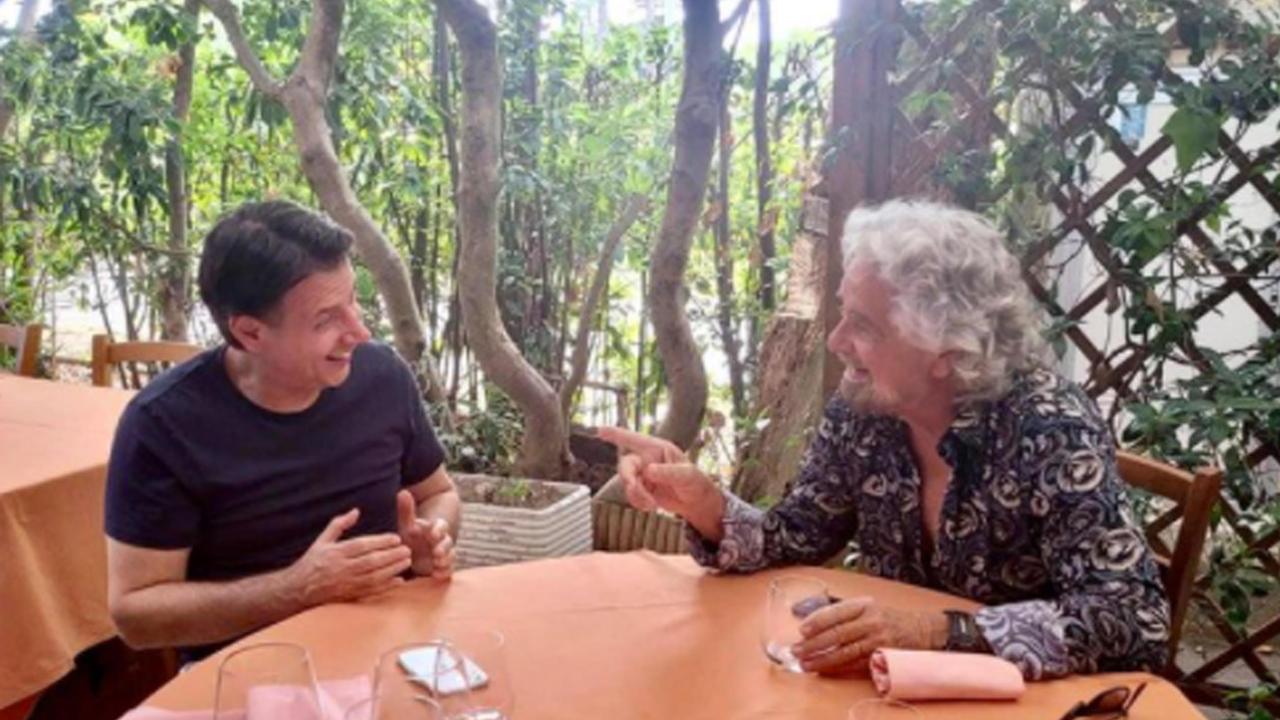 Il patto della spigola fra Giuseppe Conte e Beppe Grillo, siglato a Bibbona