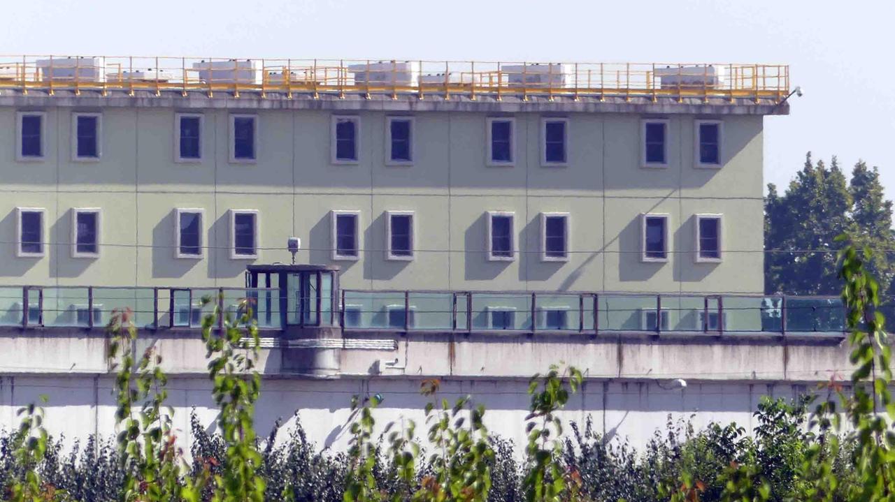 Tensioni all’Arginone di Ferrara: non entra in cella e dorme in corridoio