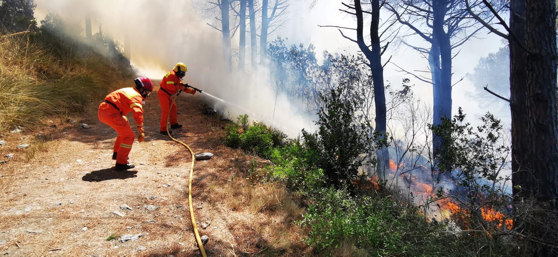 Terzo incendio in pochi giorni nella zona di Capo d'Arco 