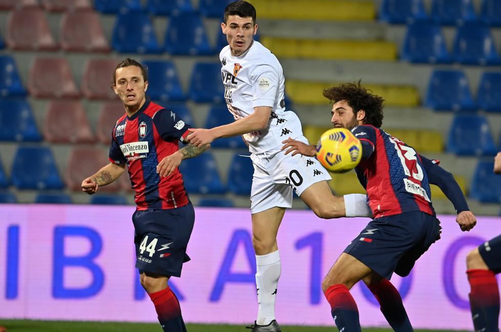 Jacopo Petriccione, il primo da sinistra, in azione con la maglia del Crotone
