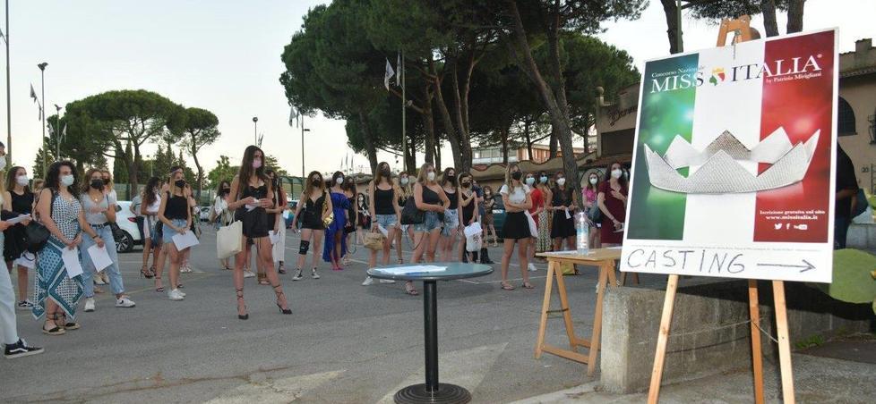 Una sessantina di ragazze sono in attesa di partecipare a un nuovo casting per il concorso regionale di Miss Italia