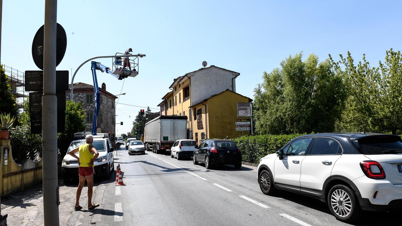 Nella foto lavori al semaforo di viale Europa all’incrocio con via delle Ville a Lammari