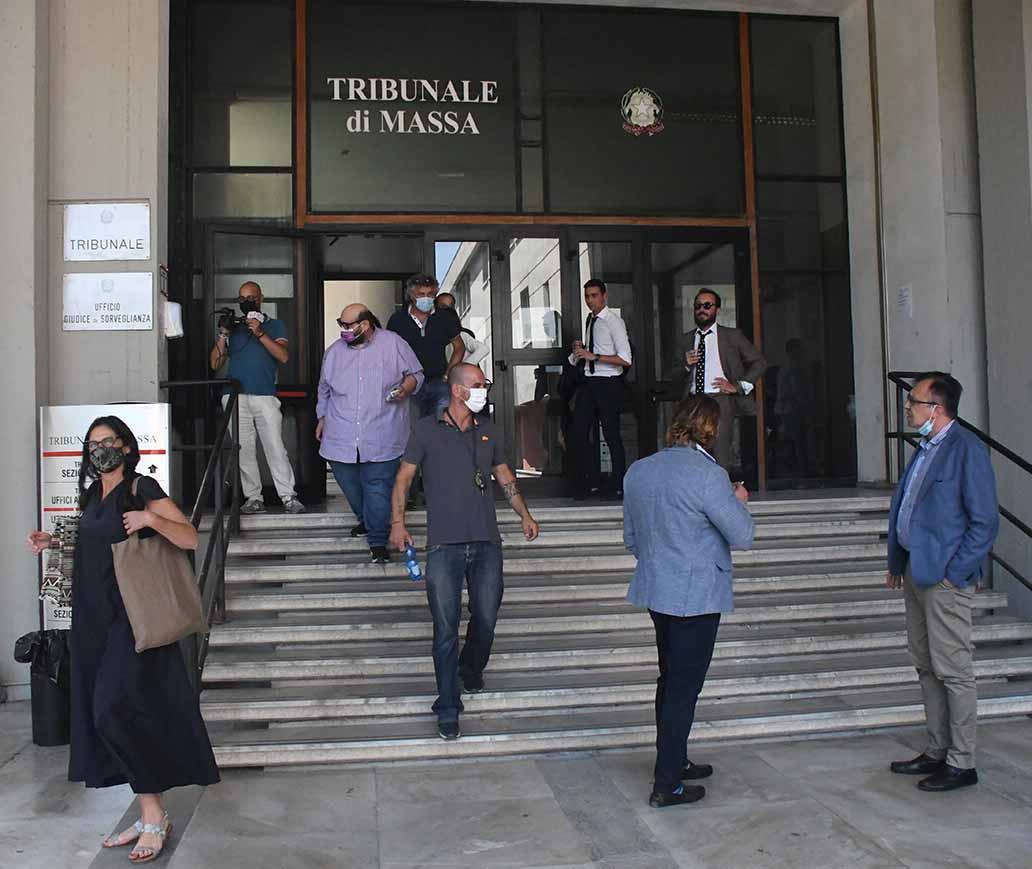 Alcuni degli avvocati e degli imputati fuori dal tribunale prima dell’inizio dell’udienza