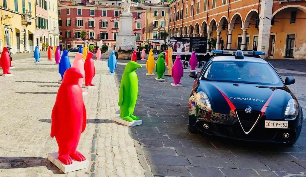 Un'auto dei carabinieri in piazza Alberica
