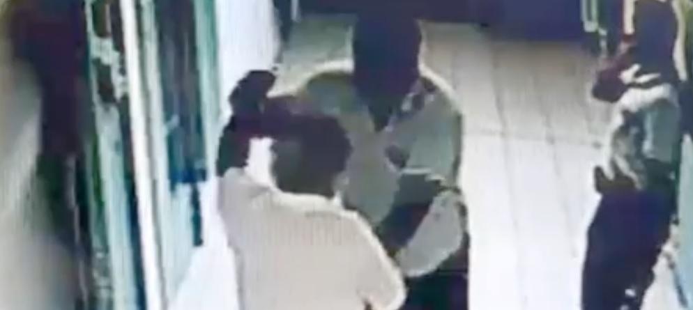 Un frame del video esclusivo dell'Espresso: Bagarella di spalle mentre l'agente colpito è a destra