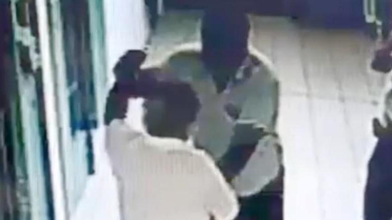 Un frame del video esclusivo dell'Espresso: Bagarella di spalle mentre l'agente colpito è a destra