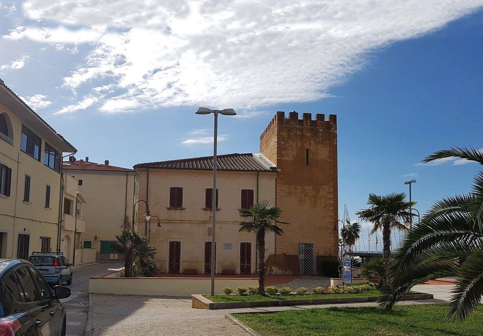 Una veduta della Torre di San Vincenzo,  dove si svolge la rassegna Libri sotto la Torre