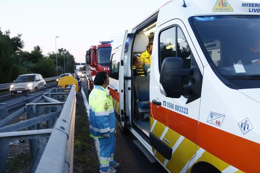 Un'ambulanza della Misericordia dopo un incidente in Variante (foto d'archivio)