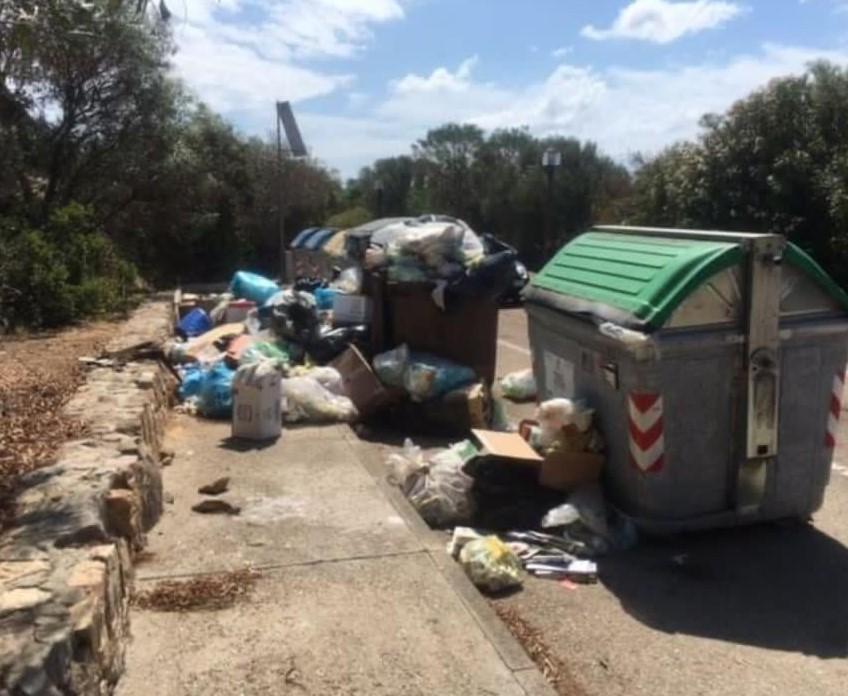 Arzachena, rifiuti e traffico nel caos: «Accoglienza è ben altro» 