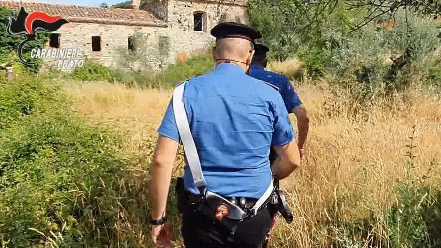 I carabinieri nei pressi dell’ex Collegio Cicognini, luogo del ritrovamento del cadavere