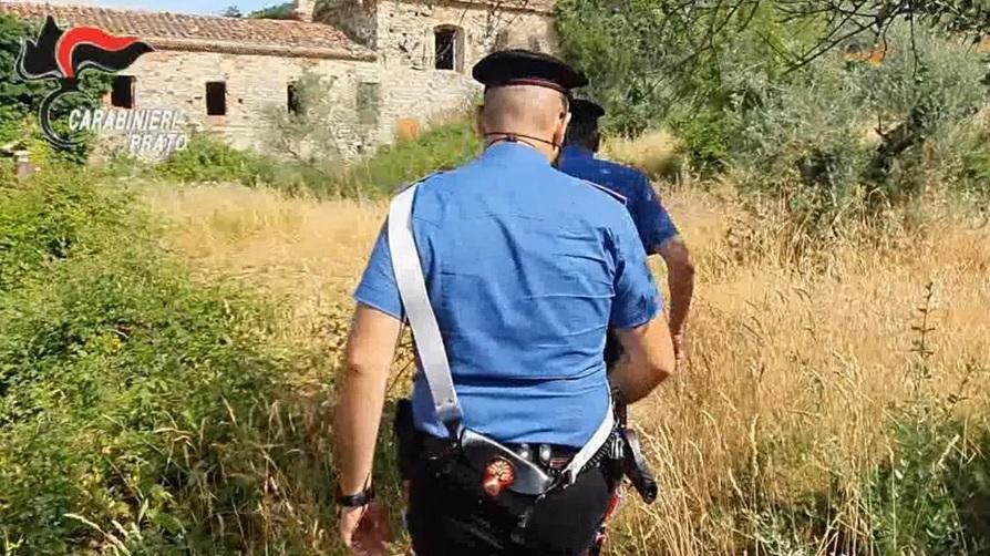 I carabinieri nei pressi dell’ex Collegio Cicognini, luogo del ritrovamento del cadavere