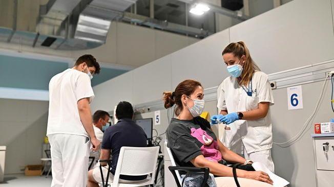 Covid: Spagna, l'83% dei contagi recenti è di non vaccinati