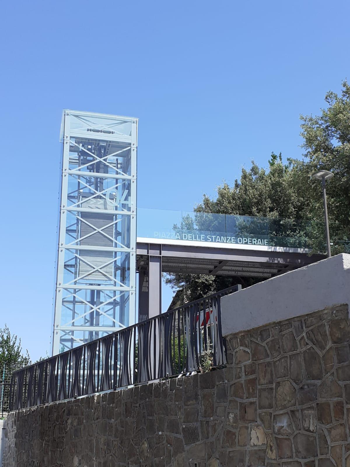 Il doppio ascensore che collega il centro storico di Castelfiorentino al paese alto