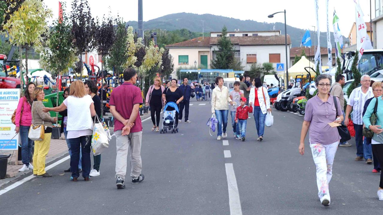 Visitatori a una passata edizione della Fiera di Casalguidi, una delle più longeve manifestazioni fieristiche popolari della provincia di Pistoia, che affonda le proprie origini nel 1883