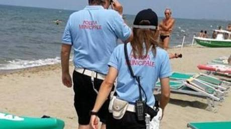 Agenti della polizia municipale impegnati in spiaggia per dei controlli (Foto d'archivio)