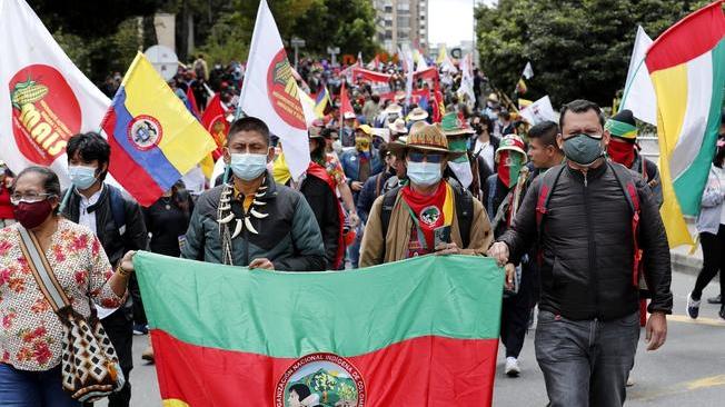Colombia: migliaia di manifestanti nuovamente in piazza