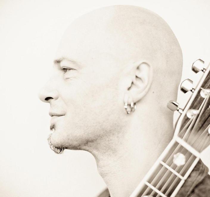 Le “Cicatrici” di Finaz Il virtuoso della chitarra al Festival delle Colline
