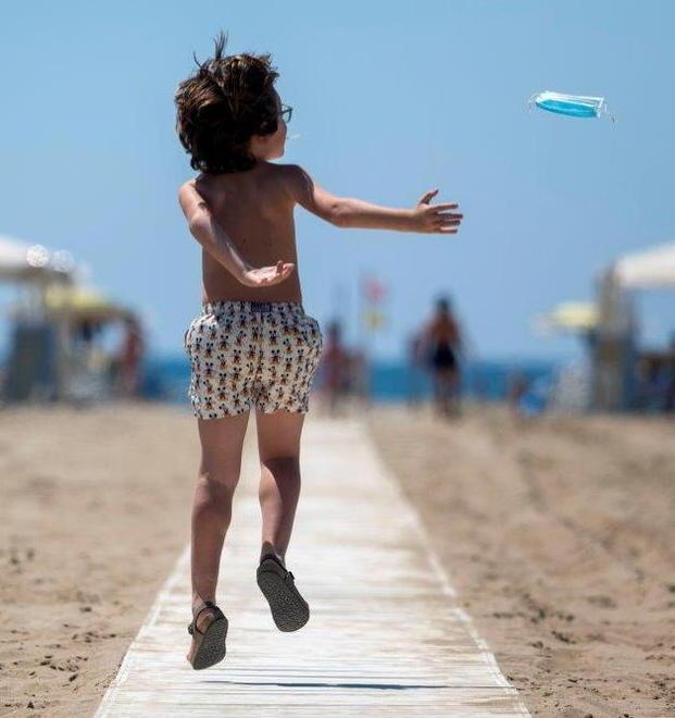 Al Centro estivo con la mascherina in spiaggia 
