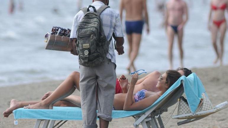 Stop ai venditori ambulanti sulle spiagge