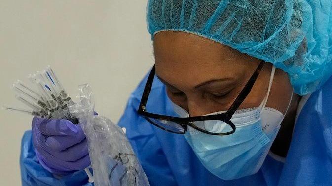 Meno tamponi e contagi ma la variante Delta continua a crescere
