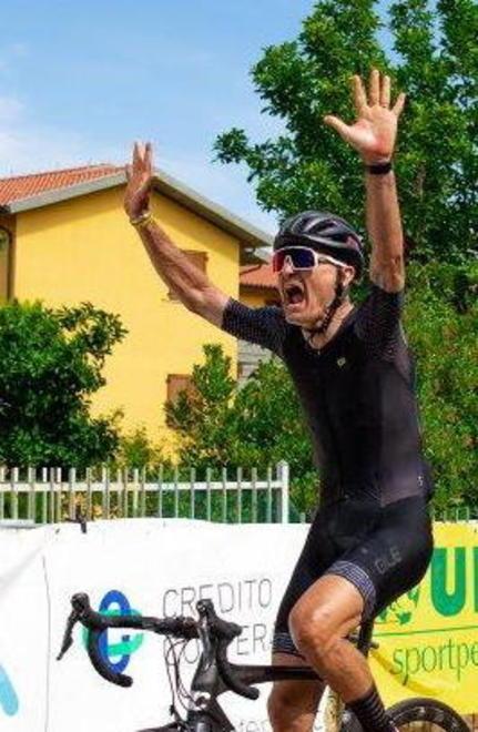 Ravanelli, fuga per la vittoria Arrivo a braccia alzate sul traguardo del “Filare”