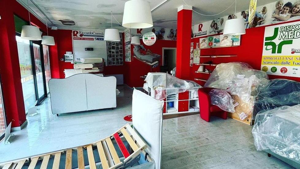 Allagamento mette ko il negozio di Corredi