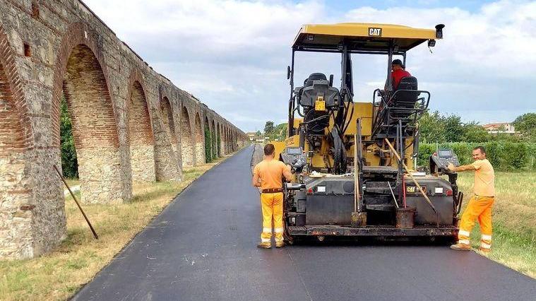 Mezzi ancora in azione per l’asfaltatura in via dei Condotti