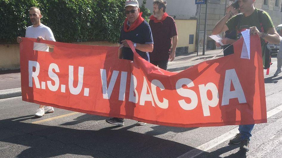 Oltre trecento lavoratori in piazza a sostegno dello sciopero per la Gkn