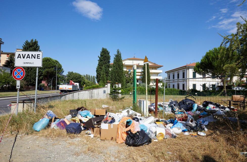 Montagna di rifiuti all’ingresso di Avane