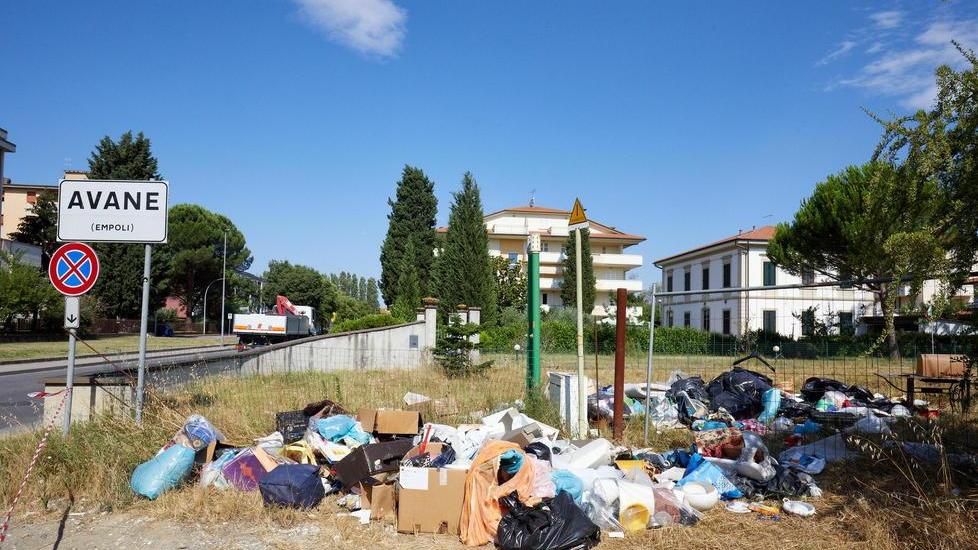 Montagna di rifiuti all’ingresso di Avane