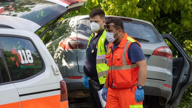 Finisce la corsa contro gli arbusti