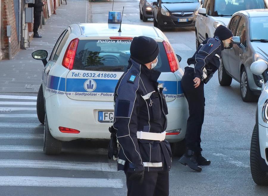 Urina per la strada davanti ai passanti Multa di 3.300 euro
