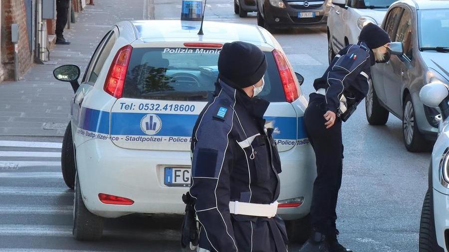 Urina per la strada davanti ai passanti Multa di 3.300 euro
