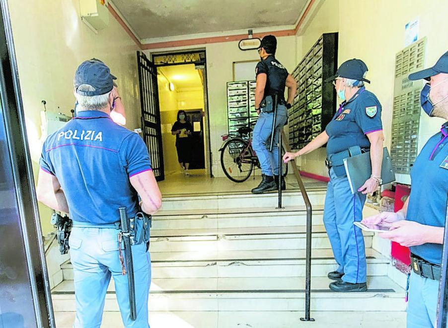 Strattona gli agenti che lo controllano e viene denunciato 