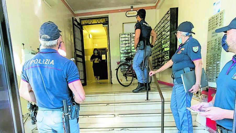 Strattona gli agenti che lo controllano e viene denunciato