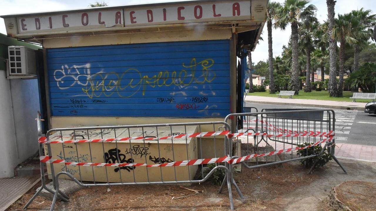 Edicola pericolosa ma transennata