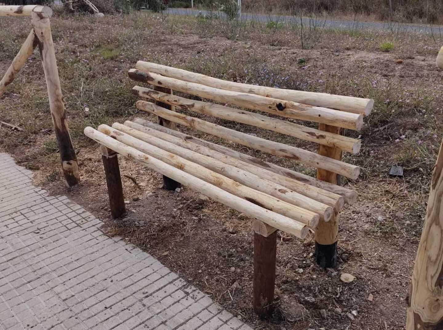 Dal riciclo del legno nascono nuove panchine 