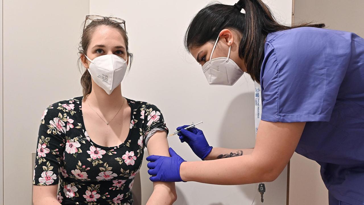 Adolescenti, nel Ferrarese ancora pochi vaccinati. Due su tre senza appuntamento