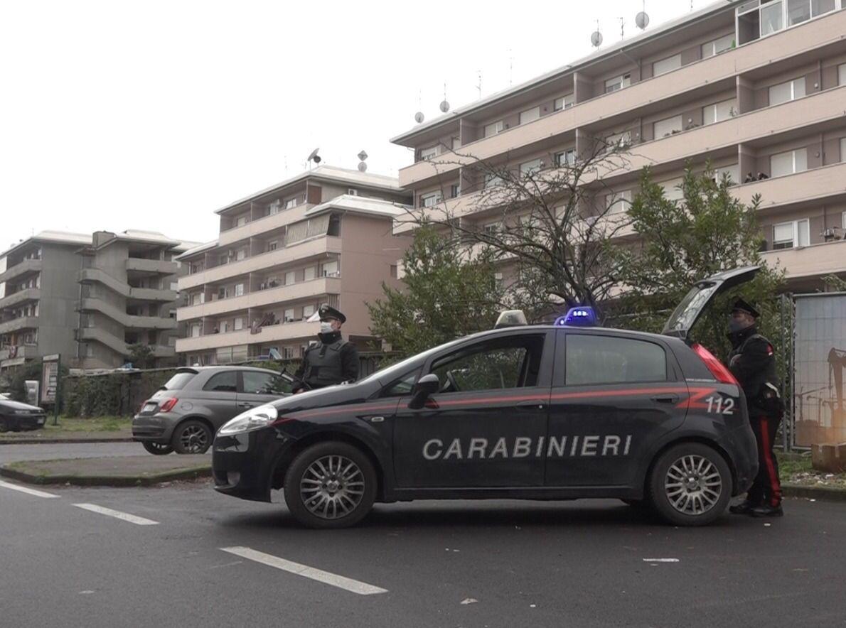 Botte e calci a due coppie e le rapinano, cinque arrestati. Ecco i nomi