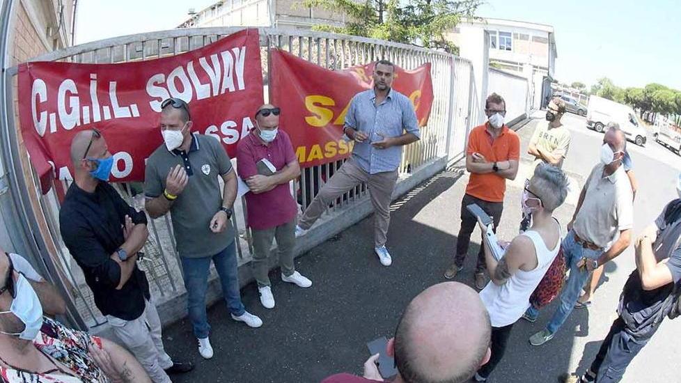 I sindacati e i lavoratori all’esterno della Sanac