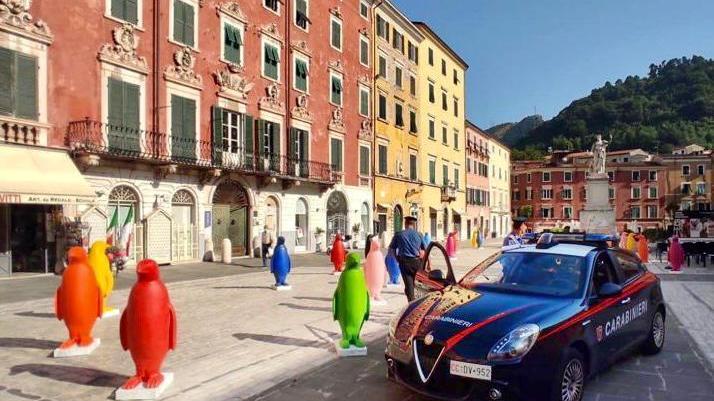 L’auto dei carabinieri in piazza Alberica dove si trova l’allestimento “Penguins on the rock”