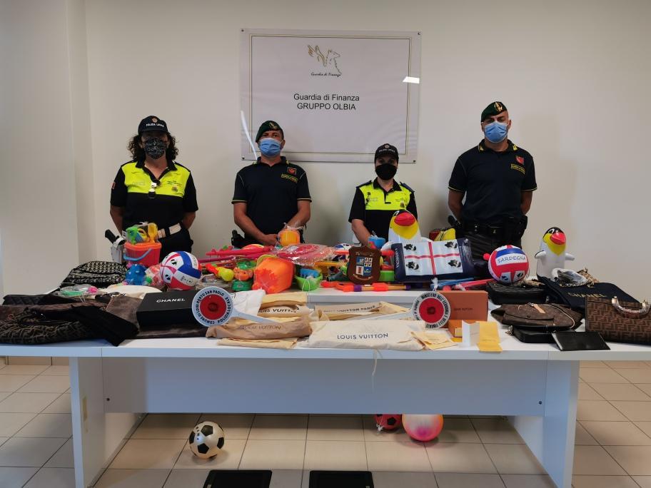 Porto San Paolo, finanza e polizia locale in spiaggia: sequestro di articoli contraffatti e una denuncia